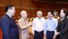 Tổng Bí thư Nguyễn Phú Trọng, Chủ tịch Quốc hội Vương Đình Huệ trao đổi với các đại biểu. (Ảnh: Doãn Tấn/TTXVN)