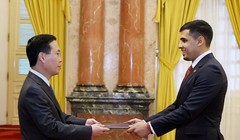 Chủ tịch nước Võ Văn Thưởng tiếp nhận Quốc thư của Đại sứ Venezuela Juan Carlos Fernandes Juarez. (Ảnh: Thống Nhất/TTXVN)