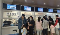 Cha mẹ đưa con đến gặp bác sĩ tại một bệnh viện ở Thượng Hải, Trung Quốc, ngày 14/11/2023. Ảnh: Future Publishing/Getty Images.