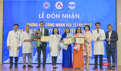 Đại diện Văn Phòng Công nhận năng lực đánh giá sự phù hợp về tiêu chuẩn chất lượng (AOSC) đã trao Chứng chỉ ISO 15189:2012 cho 3 khoa Sinh hóa, Huyết học - truyền máu, Vi sinh của Bệnh viện Đà Nẵng.