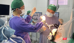 Các bác sĩ Bệnh viện hữu nghị Việt Đức đang phẫu thuật đặt điện cực kích thích não cho bệnh nhân mắc Parkinson