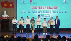 Trao thưởng cho các đề tài đạt giải Nhất tại cuộc thi Sinh viên nghiên cứu khoa học TP Đà Nẵng năm 2023 (ảnh Thanh Thảo)