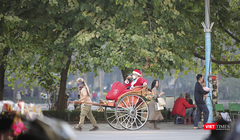 Người dân, du khách đổ về phố đi bộ Hồ Gươm đón Giáng sinh