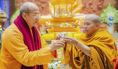 Đại đức Thích Trúc Thái Minh (trái) vừa bị Giáo hội họp áp dụng kỷ luật vì liên quan việc tổ chức trưng bày vật thể được cho là "xá-lợi tóc Đức Phật" cung thỉnh từ Myanmar về chùa Ba Vàng (Ảnh GNO)