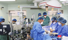 Bác sĩ Bệnh viện Trung ương Huế đang thực hiện ca ghép tạng cho bệnh nhân (Ảnh Tuấn Hiệp)