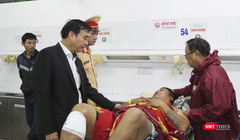 Ông Lê Trung Chinh - Chủ tịch UBND TP Đà Nẵng - thăm hỏi, động viên các nạn nhân đang điều trị tại bệnh viện