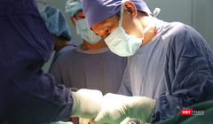 Các bác sĩ Bệnh viện hữu nghị Việt Đức đang phẫu thuật thay khớp háng cho bệnh nhân.