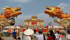 Người dân và du khách đổ về các tuyến đường được trang trí để du xuân trong ngày cuối tuần 4/2