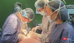 Các bác sĩ Khoa Ngoại lồng ngực - Bệnh viện Đà Nẵng đang phẫu thuật cho bệnh nhân.