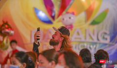 Du khách nước ngoài thích thú live đường hoa xuân Đà Nẵng