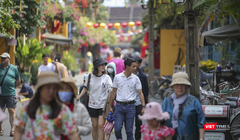 Khách du lịch đến phố cổ Hội An trong dịp Tết Nguyên đán Giáp Thìn 2024 tăng mạnh