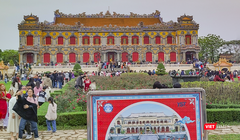 Du lịch Thừa Thiên Huế 10 tháng đầu năm 2024 tăng 26,8% (Ảnh du khách tham quan điện Kiến Trung, Đại nội Huế)