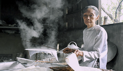 Nghệ nhân làng nghề thủ công truyền thống làm bánh tráng Túy Loan (xã Hòa Phong, huyện Hòa Vang, Đà Nẵng. (Ảnh Thanh Thảo-danang.gov.vn)