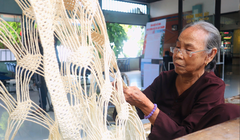 Nghệ nhân xã đảo Cù Lao Chàm (Hội An) đang đan võng ngô đồng (ảnh Mạnh Cường-thanhnien.vn)