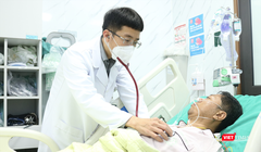 PGS.TS. Mai Duy Tôn - Giám đốc Trung tâm Đột quỵ, Bệnh viện Bạch Mai đang thăm khám cho bệnh nhân