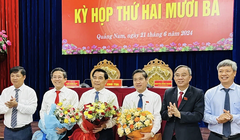 Lãnh đạo tỉnh tặng hoa chúc mừng Chủ tịch UBND tỉnh Lê Văn Dũng (thứ ba từ trái sang) và 2 Phó Chủ tịch UBND tỉnh Trần Nam Hưng và Phan Thái Bình được bầu tại Kỳ họp thứ 23, HĐND tỉnh Quảng Nam khóa X (Ảnh CTV)