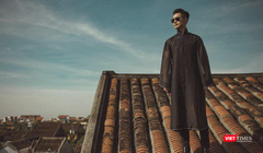 Ca sĩ Đức Tuấn đứng trên mái nhà tại phố cổ Hội An (ảnh đăng trên Facebook nhân vật)