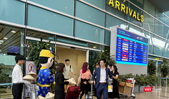 Những du khách đầu tiên từ Hồng Kông đến Đà Nẵng trên chuyến bay do Hong Kong Airlines khai thác
