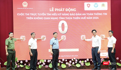 Cục trưởng Cục An toàn thông tin, Bộ TT&TT Lê Văn Tuấn và Phó Chủ tịch Thường trực UBND tỉnh Thừa Thiên Huế Nguyễn Thanh Bình, cùng các đại biểu bấm nút khởi động cuộc thi.