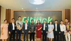 Bà Nguyễn Thị Anh Thi (áo đỏ), Phó Chủ tịch UBND TP Đà Nẵng, cùng đoàn công tác đã làm việc với các hãng hàng không Garuda Indonesia và Citilink Indonesia để xúc tiến đường bay trực tiếp đến Đà Nẵng.