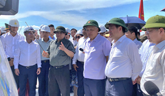 Thủ tướng Phạm Minh Chính thị sát và chỉ đạo thi công tại công trường dự án bến cảng Liên Chiểu và đường ven biển nối cảng Liên Chiểu.