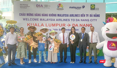 Những hành khách đầu tiên được lãnh đạo ngành du lịch Đà Nẵng chào đón