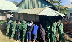 Lực lượng chức năng hỗ trợ người dân di dời khỏi vị trí có nguy cơ sạt lở