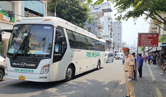 Lực lượng cảnh sát giao thông điều phối phương tiện trên tuyến đường xung quanh chợ Hàn chờ(Ảnh MT).