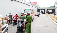 Lực lượng công an điều phối giao thông qua hầm chui Điện Biên Phủ (Đà Nẵng) sau vụ việc tài xế "rải đá" trong hầm (ảnh Phú Nam)