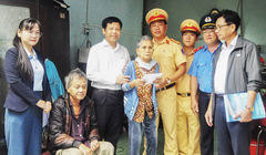 Đoàn công tác của Ban ATGT TP Đà Nẵng thăm gia đình khó khăn và có người tử vong do TNGT. Ảnh: Phú Nam