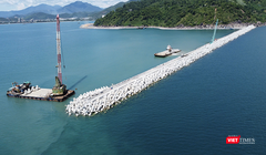 Hạng mục đê, kè chắn sóng- Dự án xây dựng bến cảng Liên Chiểu (phần Cơ sở hạ tầng dùng chung) đã thi công 72,66% khối lượng.