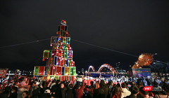 Lễ hội thắp sáng cây thông Giáng sinh tại bờ Tây cầu Rồng thu hút du khách đến với Đà Nẵng.