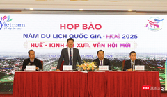 Ông Nguyễn Thanh Bình, Phó Chủ tịch Thường trực UBND tỉnh Thừa Thiên Huế cung cấp thông tin cho báo chí. Ảnh: Nguyễn Lê.