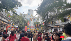 Sáng Mùng 1 Tết Ất Tỵ, người dân Đà Nẵng đổ về các ngôi chùa trên địa bàn để thăm viếng, cầu cho năm mới bình an.