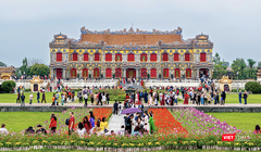 Điện Kiến Trung (Huế) thu hút khách tham quan trong dịp Tết Ất Tỵ 2025. Ảnh: Giang Trần.