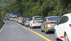 Dòng xe rồng rắn vượt đèo Hải Vân trở về làm việc sau đợt nghỉ Tết Ất Tỵ.