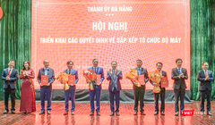 Ông Nguyễn Văn Quảng (thứ 5 từ phải sang), Bí thư Thành ủy Đà Nẵng trao quyết định cho ông Lê Trung Chinh (thứ 5 từ trái sang) và các cá nhân tại hội nghị.