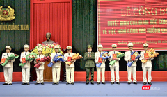 Thiếu tướng Nguyễn Hữu Hợp, Giám đốc Công an tỉnh Quảng Nam trao quyết định cho các cán bộ nghỉ hưu trước tuổi.