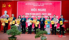 Các cá nhân được trao quyết định phân công công tác tại buổi lễ công bố.