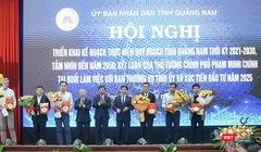 Lãnh đạo tỉnh Quảng Nam trao chứng nhận đầu tư cho các doanh nghiệp.