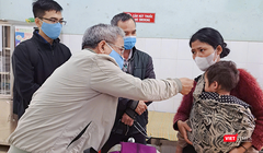 Bác sĩ khám cho trẻ bị sốt ở Nam Trà My, Quảng Nam. Ảnh: CĐ.