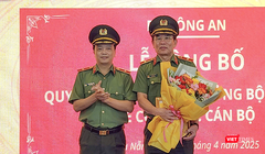 Thiếu tướng Trần Hồng Đức, Thứ trưởng Bộ Công an tặng hoa cho Thiếu tướng Vũ Xuân Viên, Giám đốc Công an TP Đà Nẵng tại buổi công bố quyết định nghỉ hưu.