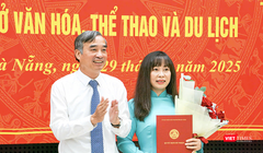 Ông Lê Trung Chinh, Chủ tịch UBND thành phố Đà Nẵng trao quyết định bổ nhiệm cho bà Trương Thị Hồng Hạnh, Giám đốc Sở Du lịch giữ chức Sở Văn hóa - Thể thao và Du lịch TP Đà Nẵng.