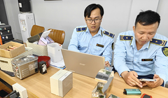 Lực lượng Chi cục Quản lý thị trường Đà Nẵng kiểm tra tại cơ sở kinh doanh bên đường P.C.T (thành phố Đà Nẵng) do ông P.T.C làm chủ. Ảnh QLTT cung cấp.