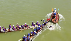 Thuyền đua đội Tam Tiến bị thuyền đua đội Cẩm Thanh và thuyền cổ động viên đâm chìm tại Giải đua thuyền truyền thống PT-TH Quảng Nam lần thứ 28 năm 2025. Ảnh chụp từ clip của Văn Tuấn Vlog.