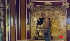 Đối tượng Hồ Văn Phương Tâm cởi trần, phá hoại ngai vua triều Nguyễn trong Điện Thái Hoà hôm 24/5.
