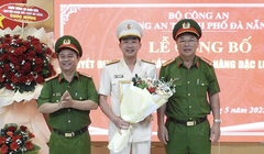 Đại tá Nguyễn Đại Đồng (đứng giữa), Phó Giám đốc phụ trách Công an thành phố Đà Nẵng tại buổi công bố quyết định.