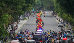 Hàng nghìn người dân Đà Nẵng nối đuôi cung rước xá lợi Đức Phật từ Ấn Độ.