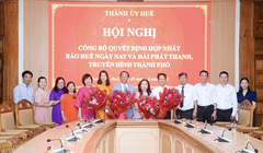 Lãnh đạo Trung tâm Truyền thông thành phố Huế tại buổi công bố quyết định hợp nhất.