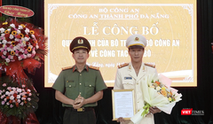 Thượng tá Trần Minh Nguyên (bìa phải), Phó Giám đốc Công an tỉnh Kon Tum nhận quyết định làm Phó Giám đốc Công an TP Đà Nẵng.